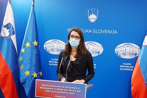 Kustečeva o pouku po novem: Učitelji in vzgojitelji bodo morali ves čas nositi maske, učenci ne bodo zapustili učilnic