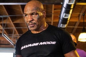 "Železni" Mike Tyson pretepel potnika na letalu (VIDEO)