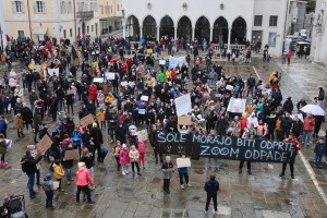 Protestniki zahtevajo odprtje šol: "Šole morajo biti odprte; Dovolj! Zoom odpade!" (FOTO)