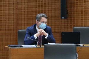 Branko Grims je ignoriral mnenje zakonodajne službe, ki mu ni bilo všeč, in Vesela pozval k odstopu