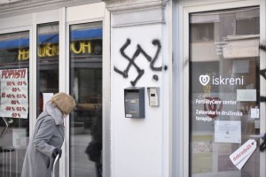 Kljukasti križ in napis "korupcija?" na fasadi Zavoda Iskreni (FOTO)