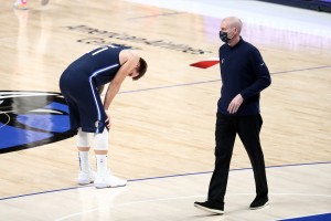 Agonija Luke Dončića se nadaljuje; Dragić ob vrnitvi doživel poraz (VIDEO)