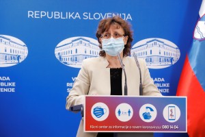 Kaos zaradi hitrih testov želijo prekiniti: vse s pozitivnim izidom bodo preverjali še s PCR testom