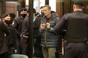 Sodišče: Aleksej Navalni mora v zapor za tri leta in pol