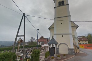 Roparji iz romskega naselja Brezje brutalno oropali 72-letnega župnika: sredi noči vdrli v župnišče, ga zvezali in povzročili za 19 tisočakov škode
