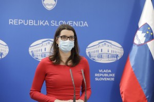 Ministrici Simoni Kustec opozicija očita najdlje zaprte šole. Epidemiologi bi jih odprli že novembra, vendar jih je vlada preslišala!