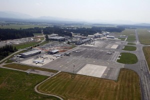 Iranec, ki je na Brniku umoril bivšo ženo, aretiran v službi trgovini v Celovcu