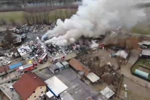 Vojska ljubljanskih gasilcev v boj s požarom na avtoodpadu v Ljubljani (FOTO)