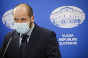 Minister: V prvem tednu maja na voljo 120.000 odmerkov cepiva