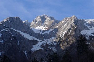 Pod Skuto umrla planinca: izkušena gornika padla v alpinistični smeri