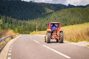 Krka ob enih: s traktorjem v ciprese in nad lastnika