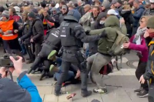 "Koronski uporniki" na ulicah evropskih mest: policije ustavljale in razganjale protestnike (VIDEO)