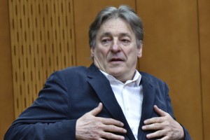 Poniževanje slovenščine: je minister za kulturo Vasko Simoniti klonil pred inšpektorico?