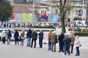 Bolano: kakšna gneča za cepljenje na Gospodarskem razstavišču - Ne gre jim od rok, pravi Kacin; Janković pa: Kacin se spet heca