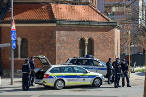 V Mariboru so jim popustili živci; vpili so "Maske dol, vlada v zapor," in zmerjali policiste in novinarje (FOTO in VIDEO)