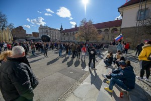 Protest: žvižganje policistom ter vzkliki "Mi smo Maribor!"; policija je snemala kršitve ukrepov