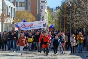 Ustavni sodniki z zaušnico vladi: prepoved javnih shodov je začasno zadržana