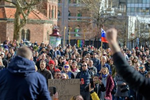 Policija bo s pomočjo posnetkov identificirala in oglobila mariborske protestnike