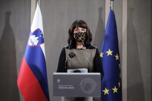 Poslanka SDS Škrinjarjeva pravi, da se ženska pred parlamentom z ramo zaletavala vanjo in ji grozila