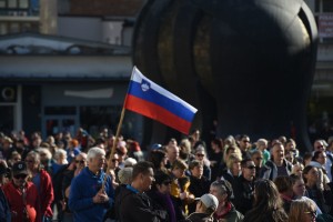 Pred protestnim petkom in vikendom vlada vrača omejitev zbiranja do deset ljudi