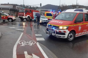 FOTO: Trije poškodovani v jutranjem trku vozil v Sevnici