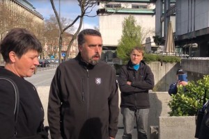 Incident pred parlamentom: "Napiši mi kazen, boli me k…" je policistu zabrusil soprog Anice Bidar (VIDEO)