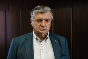 Bo šef borcev Marijan Križman kazensko odgovarjal, ker je pesnika obtožil "zahrbtnega pobijanja"?