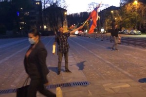 Incidenti pred DZ: Robert Polnar protestnikom kazal sredinec; "Kopriva, boš sadni jogurt?" so izzivali Alenko Jeraj (VIDEO)