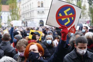 Protest na Prešernovem trgu: "Za vrnitev oblasti ljudstvu" (FOTO)