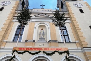 Župnija Velike Lašče je kar sama razkrinkala birmance: v cerkvi brez maske in zbiti skupaj!