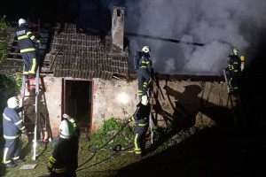 FOTO: Požar uničil nenaseljeno hišo v Vinjem Vrhu