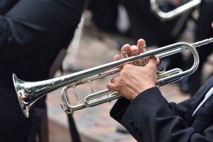 Nova priporočila NIJZ  razburjajo kulturnike. Kako naj pihalci in trobilci igrajo z maskami in lovijo kondenz?