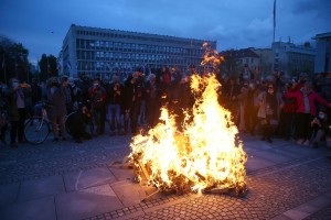 Pred parlamentom zagorelo: protestniki od poslancev zahtevajo, da izstopijo iz vlade (FOTO)