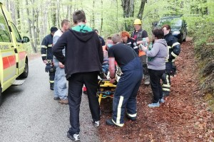 FOTO: Pomagali občanu, ki si je v gozdu poškodoval nogo