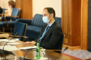 Logar: Počasi sem utrujen zaradi zgodb v slovenskih medijih, ki slepo verjamejo tujcem, ne pa vladi