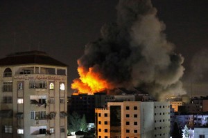 Izrael in Hamas se obstreljujeta, umirajo civilisti: v Gazi Izrael porušil 12-nadstropno stolpnico (VIDEO)