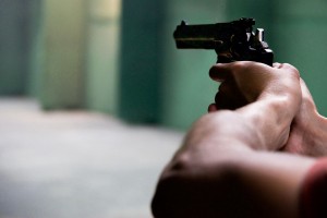 20-letnik streljal s plinsko pištolo