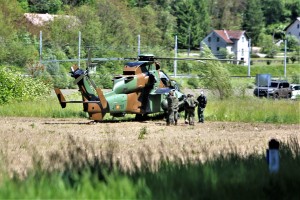 Tako je po trčenju v daljnovod na tleh obtičal vojaški helikopter (FOTO)