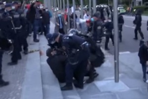 Pred DZ je zavrelo, policija odvlekla več protestnikov (VIDEO)