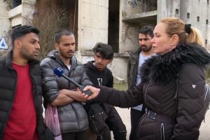 TV Slovenija spet zabredla v blato: novinarka odkrito navijala za migrante, da bi nezakonito prečkali slovensko mejo