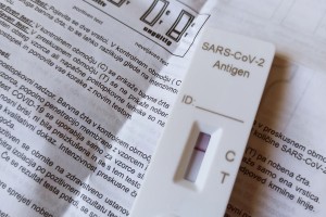 Testiranje s hitrimi antigenskimi testi po novem plačljivo