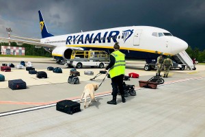 Sklicevanje beloruskih oblasti na grožnjo z bombo ne pije vode