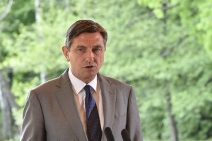 Voditelji prihajajo v London na pogreb Elizabete II., med njimi tudi Pahor