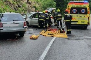 FOTO: 67-letni voznik umrl v prometni nesreči