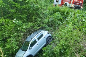FOTO: V Sevnici vozilo na strehi, v Grosuplju padel motorist