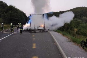FOTO: Zgorela prikolica tovornjaka