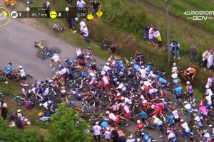 Brezobzirna navijačica na Touru zrušila trumo kolesarjev, med žrtvami tudi Pogačar in Roglič (VIDEO)