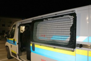 Razbili dva policijska vozila, množičen pretep na črpalki v Krškem
