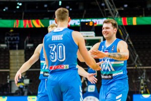 Luka Dončić in Slovenija proti Litvi za prve OI slovenske košarke