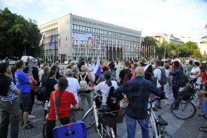 Ustavno sodišče: Vladni odloki o prepovedi shodov so neustavni